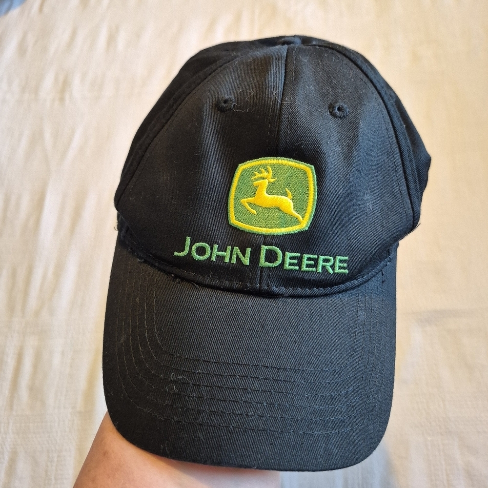 John Deere men's 1 size hook n loop back closure black hat, no fade